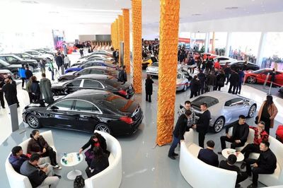 关税下调引发行业震荡 4S店“抢人大战”与车企营销变局